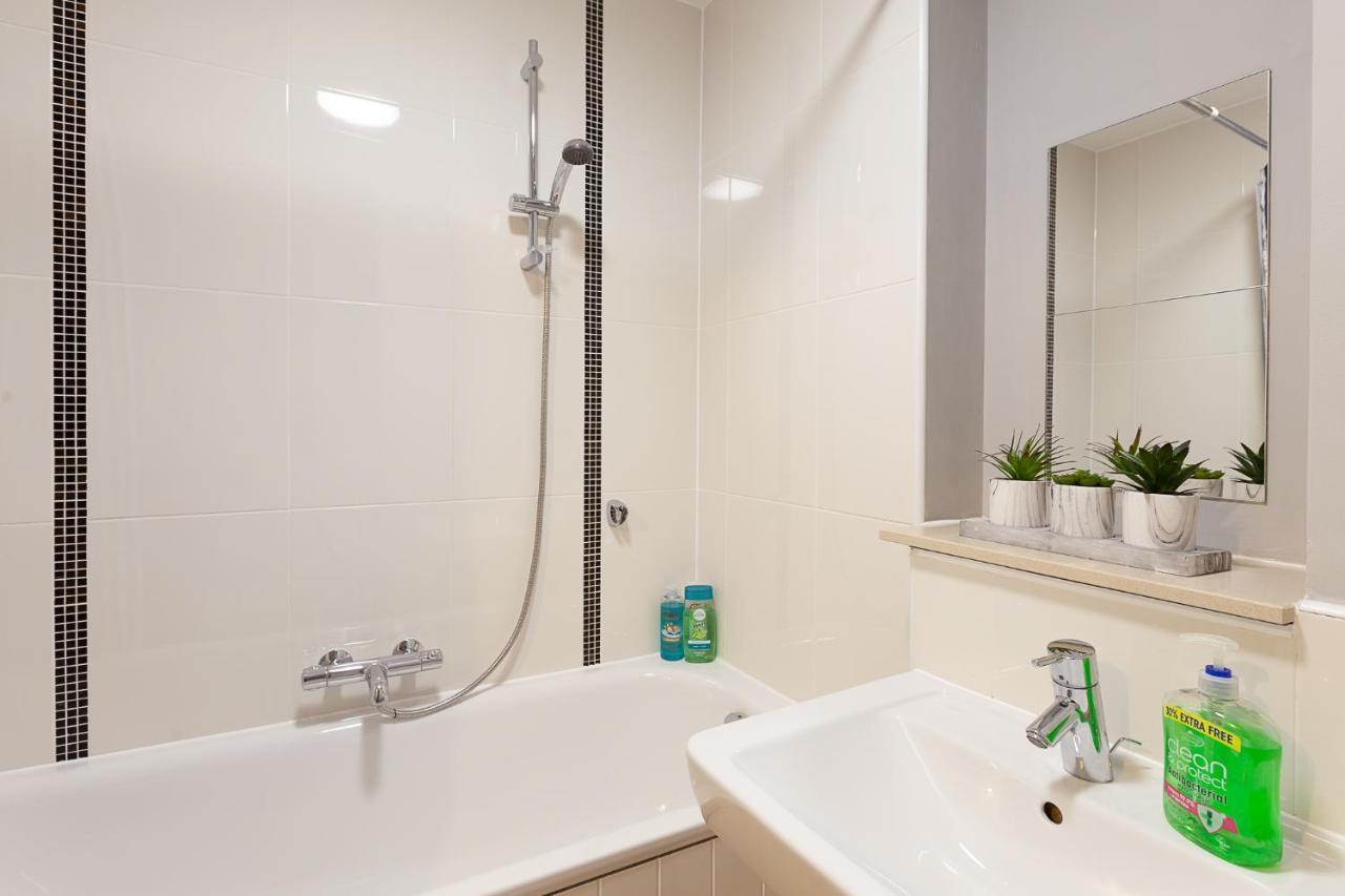 2 Bedroom 2 Bathroom Apartment In Central Milton Keynes With Free Parking And Smart Tv - Contractors, Relocation, Business Travellers Buitenkant foto